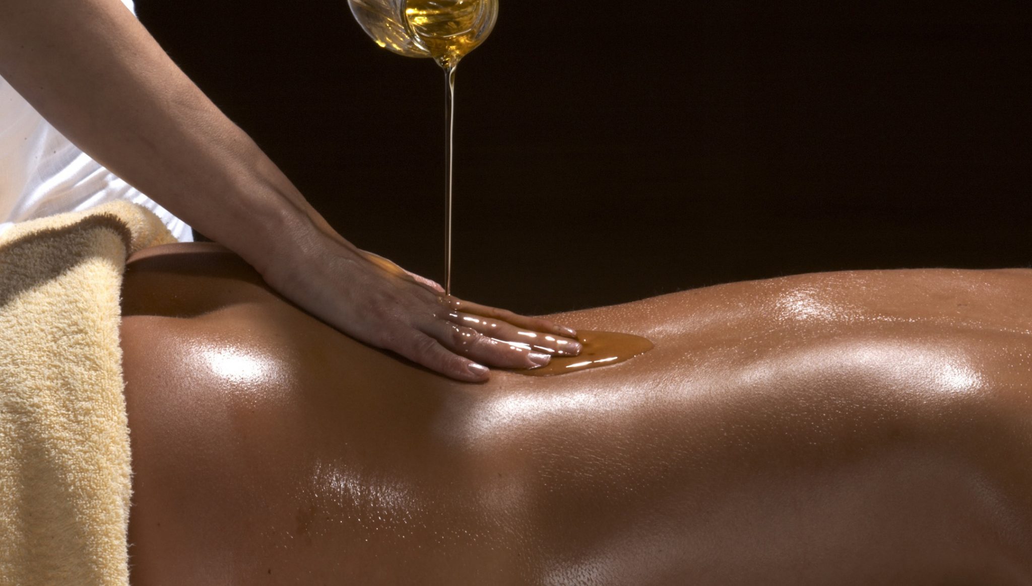 Зачем в эротическом массаже использовать масло